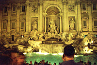 Nachts am Trevi Brunnen