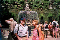 Hans Reiser erklrt Annegret Amus etwas